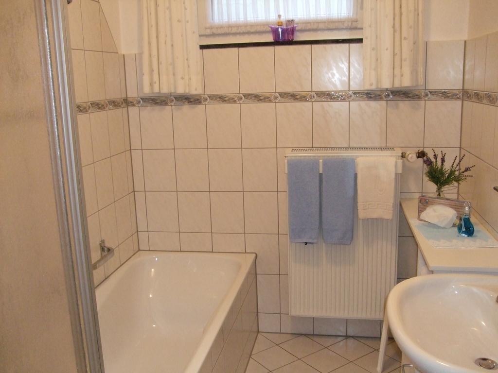 Haus Mittelberg Apartment Олсберг Стая снимка